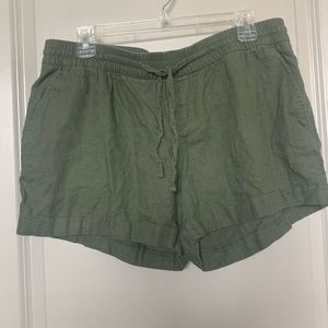 Linen green shorts
